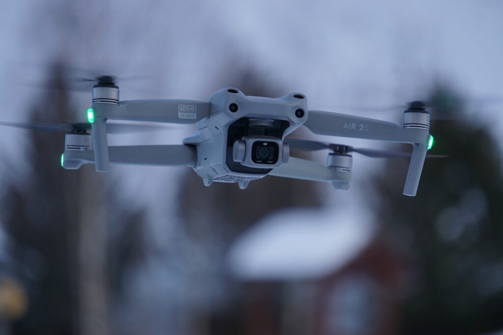 A imagem consiste em um registro de uma missão de drone realizada pela Geovisual. O drone está em pleno ar, voando enquanto realiza uma filmagem na França, em La Valée Blanche